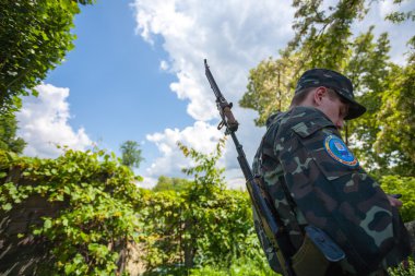 Kiev, Ukrayna 27 Mayıs 2016: Ukraynalı askeri Üniversite öğrenci park bölgesinde sabah eğitim sırasında duruyor. Röportaj Ukrayna 