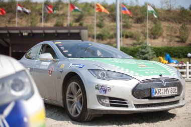 Kiev, Ukrayna 11 Ağustos 2016: Tesla Model S elektronik arabalar Elektrikli Araçlar Ukraynalı başladı Avrupa'nın en büyük miting dünya Rallisi katılmak için Kiev, Ukrayna geldi. Tesla arabalar.