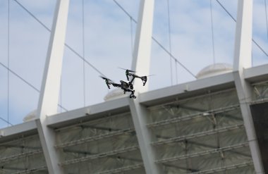 Profesyonel casus uçak uçan şehir sokaklarını. Şehir özgeçmişlerine robot. Casus uçağı, şehir manzarası. Kent üzerinde uçan helikopter.