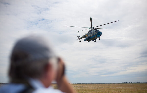 МЫКОЛАЕВ, Украина 22 июля 2016 года: Фотограф фотографирует посадку вертолета МИ-8 во время международных военных учений "Морской бриз", стартовавших в Одесской и Николаевской областях
.