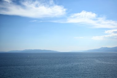 Mavi gökyüzü güneşli güzel deniz