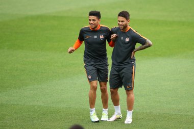 Sevilla, İspanya - 4 Mayıs: Taison ve Marlos, Uefa Avrupa Ligi yarı final maçında Fc Sevilla ile oynanan maçtan bir gün önce Shakhtar Donetsk'in maç öncesi antrenmanına çıktı, 4 Mayıs 2016, Ramon Sanchez Pizjuan, İspanya