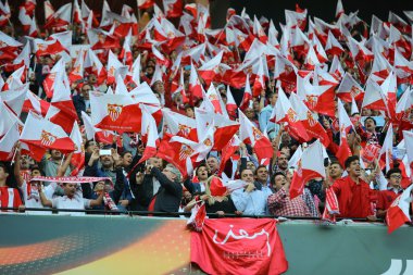 Sevilla, İspanya - 5 Mayıs: Uefa Avrupa Ligi ikinci ayak yarı final maçında Fc Shakhtar Donetsk - Sevilla Fc, 5 Mayıs 2016, Ramon Sanchez Pizjuan, İspanya maçları öncesi bayraklı taraftarlarSevilla Fc