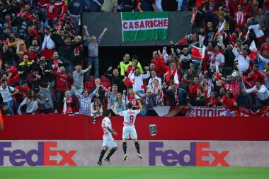 Sevilla, İspanya - 5 Mayıs: Kevin Gameiro, 5 Mayıs 2016, Ramon Sanchez Pizjuan, İspanya ile Fc Shakhtar Donetsk - Sevilla Fc arasında oynanan Uefa Avrupa Ligi ikinci ayak yarı final maçında ev sahibi taraftarlarla maçın ilk golünü kutladı