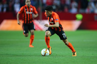 Sevilla, İspanya - 5 Mayıs: Taison, 5 Mayıs 2016, Ramon Sanchez Pizjuan, İspanya Fc Shakhtar Donetsk - Sevilla Fc arasında oynanan Uefa Avrupa Ligi ikinci ayak yarı final maçında top ile koşuyor
