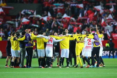 Sevilla, İspanya - 5 Mayıs: Fc Shakhtar Donetsk - Sevilla Fc, 5 Mayıs 2016, Ramon Sanchez Pizjuan, İspanya arasında oynanan Uefa Avrupa Ligi ikinci ayak yarı final maçında stadyumun panoramik manzarası çizgisinde kalan takımlar