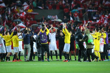 Sevilla, İspanya - 5 Mayıs: Fc Shakhtar Donetsk - Sevilla Fc, 5 Mayıs 2016, Ramon Sanchez Pizjuan, İspanya arasında oynanan Uefa Avrupa Ligi ikinci ayak yarı final maçında stadyumun panoramik manzarası çizgisinde kalan takımlar