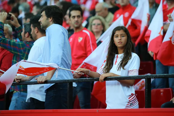 Sevilla, İspanya - 5 Mayıs: Sevilla Fc kız taraftarı, 5 Mayıs 2016, Ramon Sanchez Pizjuan, İspanya, Fc Shakhtar Donetsk - Sevilla Fc arasında oynanan Uefa Avrupa Ligi ikinci ayak yarı final maçında tribünlerde bayrakla kaldı