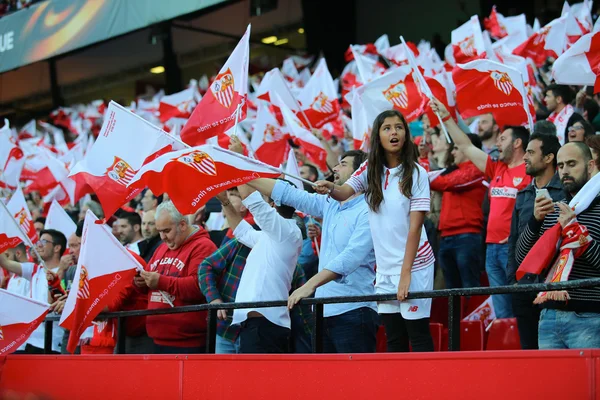 Sevilla, İspanya - 5 Mayıs: Sevilla Fc kız taraftarı, 5 Mayıs 2016, Ramon Sanchez Pizjuan, İspanya, İspanya Fc Shakhtar Donetsk - Sevilla Fc arasında oynanan Uefa Avrupa Ligi ikinci ayak yarı final maçında takımını tribünde bayrakla destekliyor