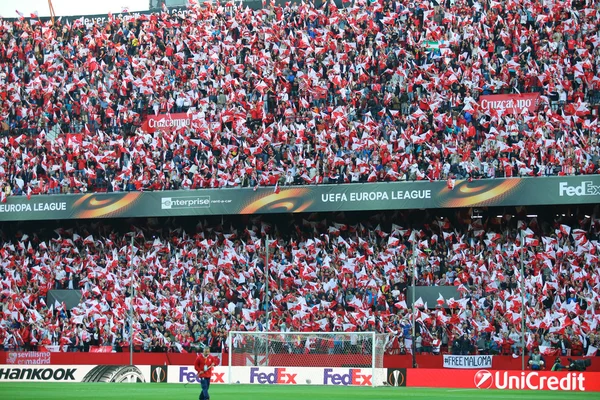 Sevilla, İspanya - 5 Mayıs: Uefa Avrupa Ligi ikinci ayak yarı final maçında Fc Shakhtar Donetsk - Sevilla Fc, 5 Mayıs 2016, Ramon Sanchez Pizjuan, İspanya maçları öncesi bayraklı taraftarlarSevilla Fc