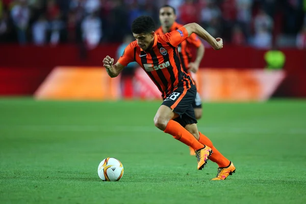 Sevilla, İspanya - 5 Mayıs: Taison, 5 Mayıs 2016, Ramon Sanchez Pizjuan, İspanya Fc Shakhtar Donetsk - Sevilla Fc arasında oynanan Uefa Avrupa Ligi ikinci ayak yarı final maçında top ile koşuyor