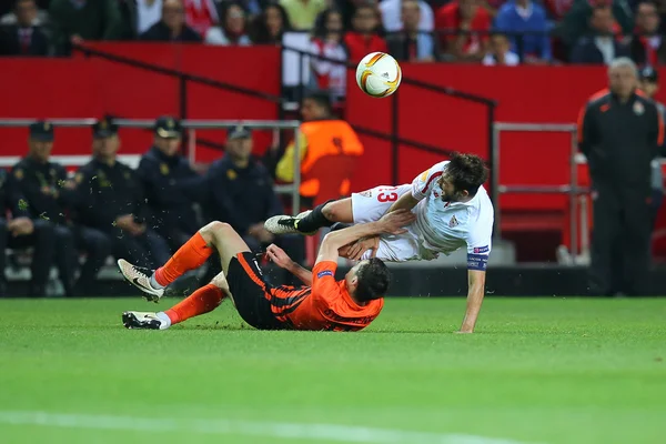 Sevilla, Španělsko – 5. května: Taras Stepanenko je tvrdý klouzavá zábal proti koksu během druhé polofinále ligy UEFA, mezi FC Shakhtar Donetsk vs Sevilla FC, 5. květen 2016, Ramon Sanchez Pizjuan, Španělsko — Stock fotografie