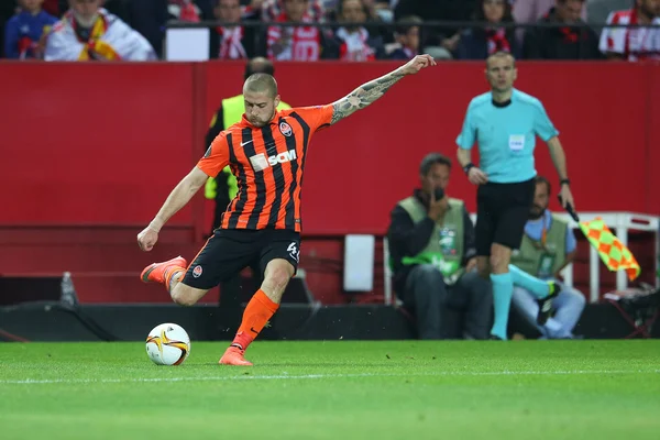 Sevilla, İspanya - 5 Mayıs: Yaroslav Rakitskiy, 5 Mayıs 2016, Ramon Sanchez Pizjuan, İspanya- Shakhtar Donetsk - Sevilla Fc arasında oynanan Uefa Avrupa Ligi ikinci ayak yarı final maçında bir şut attı.