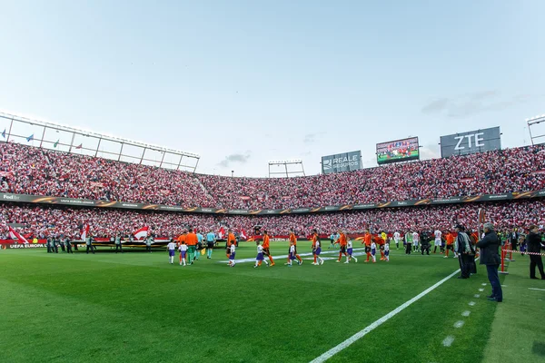 СЕВИЛА, ИСПАНИЯ - 5 мая: команды, стоящие в очереди на фоне панорамного вида стадиона во время полуфинала Лиги Европы УЕФА между "Шахтером" и "Севилья", 5 мая 2016 года, Рамон Санчес Пижуан, Испания — стоковое фото