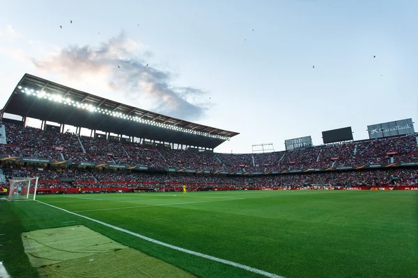 СЕВИЛА, ИСПАНИЯ - 5 мая: команды, стоящие в очереди на фоне панорамного вида стадиона во время полуфинала Лиги Европы УЕФА между "Шахтером" и "Севилья", 5 мая 2016 года, Рамон Санчес Пижуан, Испания — стоковое фото