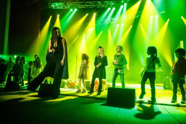 Ünlü Ukraynalı şarkıcı Jamala çocuklarla dans ediyor