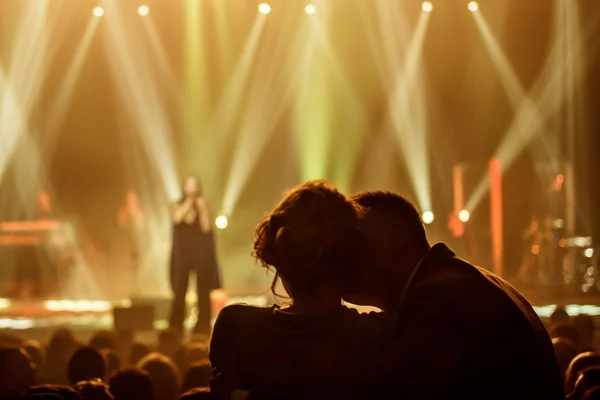  Ünlü Ukraynalı şarkıcı Jamala konserinde Aşk çift