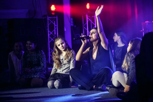 Ünlü Ukraynalı şarkıcı Jamala çocuklarla şarkı söyledi