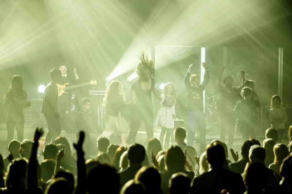 Ünlü Ukraynalı şarkıcı Jamala çocuklarla dans ediyor