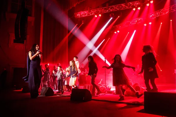 De beroemde Oekraïense zangeres Jamala dansen met kinderen — Stockfoto