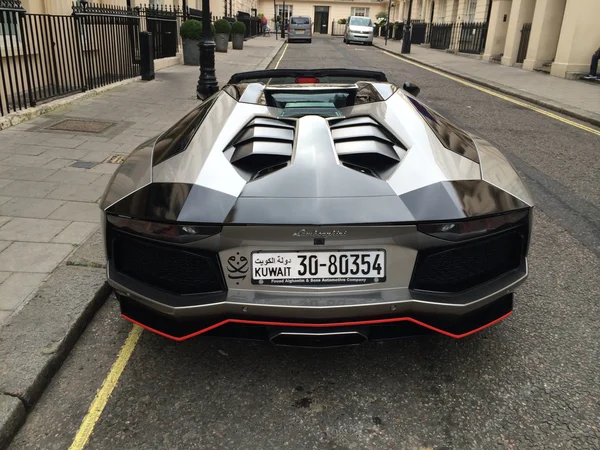 Lamborghini Aventador visto estacionado na rua em Londres — Fotografia de Stock