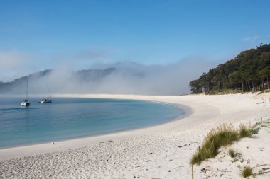 Uzun gönder plaj ve sis, Atlantik Adaları Milli Parkı, İspanya