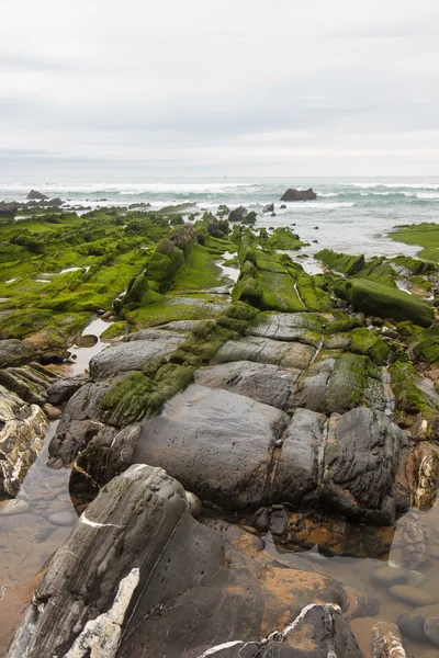 Pedras forradas indo para o mar, Espanha — Fotografia de Stock