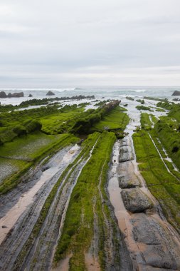 Deniz, İspanya için gidiş taş kaplı
