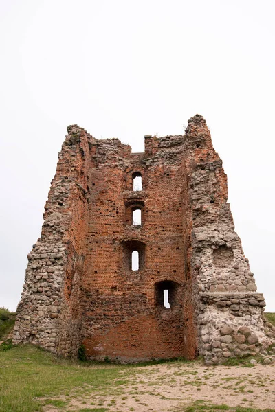 Ruins of Novogrudok castle on castle hill — Stock Photo, Image