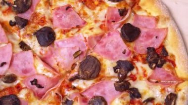 Pizza yakın çekim. Dönen sıcak pizza