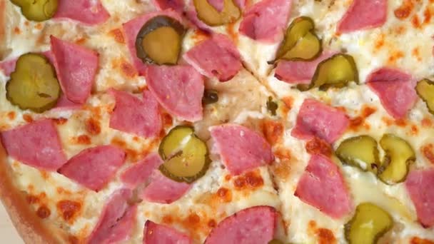 Pizza de cerca. pizza caliente giratoria — Vídeos de Stock