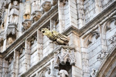 Belçika, Brüksel 'deki ortaçağ belediye binasındaki heykel figürü
