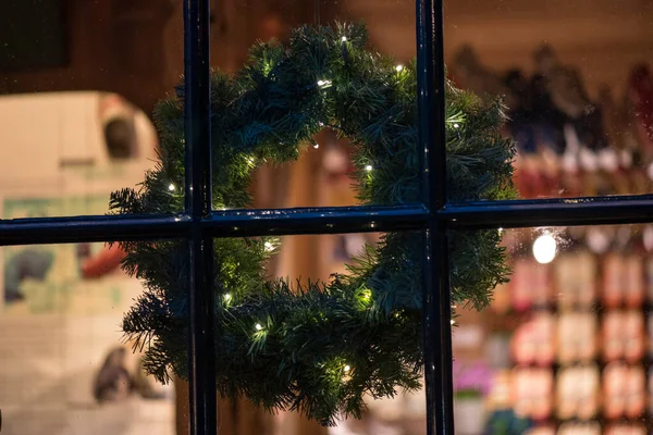 Прикраса вінка біля дверей на Різдво — стокове фото