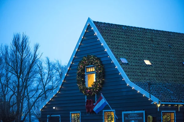 Ολλανδία. Zaanse Schans Δεκέμβριος 2018. Ένα τεράστιο Χριστουγεννιάτικο στεφάνι στο παράθυρο του Μουσείου — Φωτογραφία Αρχείου