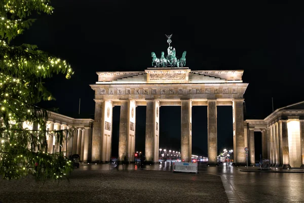 БРАНДЕНБУРГ ГЕЙТ, Берлин, Германия ночью — стоковое фото