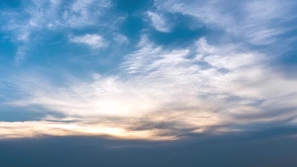 Movimento Timelapse de nuvens no céu azul. stock de vídeo — Vídeo de Stock