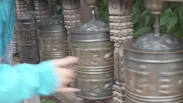 Buddhist prayer wheels. hand twists Tibetan symbols. — Stock Video