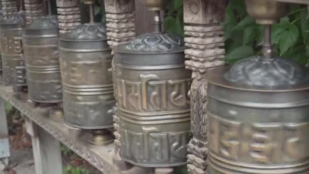 Roues de prière bouddhistes. main tord symboles tibétains. — Video