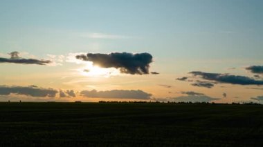 4K Timelapse sahada dramatik gün batımı