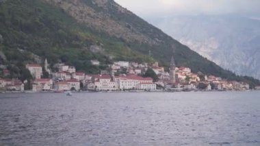 Denizden, körfezdeki eski Perast kasabasına bakın. Karadağ