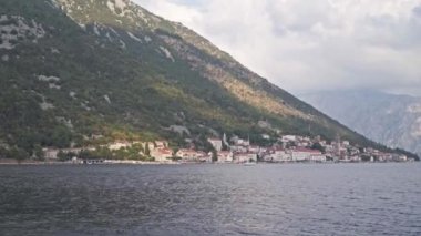Denizden, körfezdeki eski Perast kasabasına bakın. Karadağ