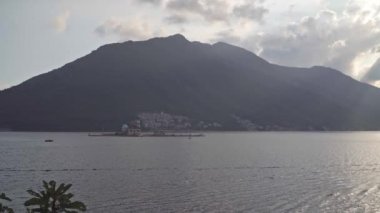 Karadağ 'ın Kotor Körfezi' ndeki Gospa od Skrpjela adasının akşam manzarası