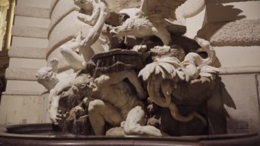 Vienna, AUSTRIA. Geceleri Hofburg Sarayı 'nın kapısındaki çeşme.