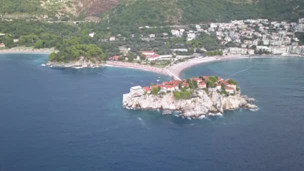 Czarnogóra Budva. Widok na wyspę w formie serca św. Szczepana. wyspa hotel — Wideo stockowe