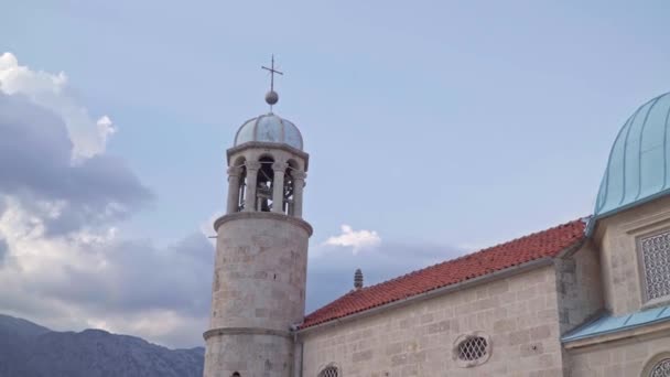 Iglesia en la isla Gospa od Skrpjela en la Bahía de Kotor cerca de Perast, Montenegro — Vídeos de Stock