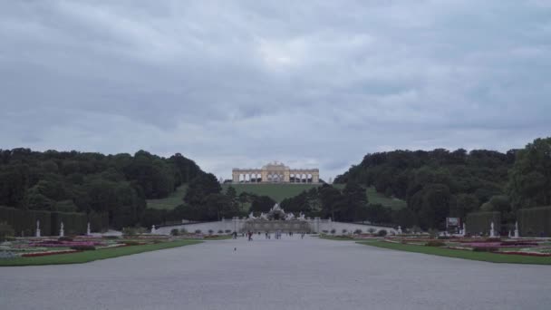 Gloriette-Kolonnade im Schönbrunner Garten am Abend Wien, Österreich September 2019 — Stockvideo