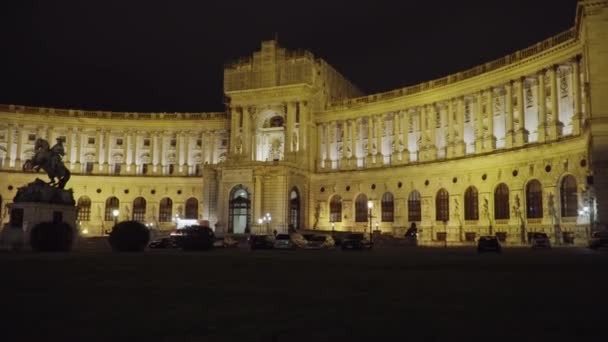 Palacio Imperial de Hofburg en Viena por la noche. Austria septiembre 2019 — Vídeos de Stock