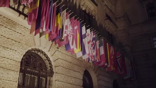 Flagi państw uczestniczących OBWE na budynku siedziby głównej w Wiedniu — Wideo stockowe