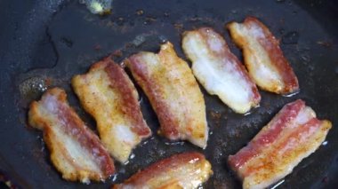 Taze pastırma tavaya fışkırır. yakın plan pastırma.