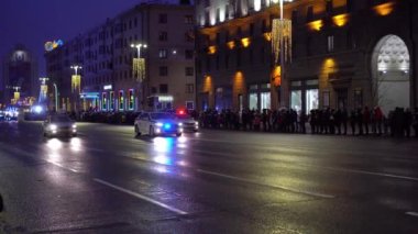 Belaruslu Minsk 28 Aralık 2019. Pobediteley. Noel Baba 'nın geçit töreni. Bulvar 'da yeni yıl tatili